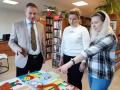 dyrektor biblioteki pokazuje na pracę