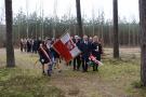 przemarsz grupy ludzi w lesie