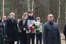 chłopiec trzymający bukiet kwiatów