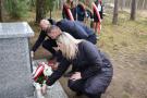 wójt składa wieniec kwiatów pod pomnikiem