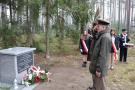 dwóch wojskowych składa hołd pod pomnikiem