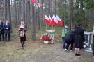 dzieci modlą się przy pomniku
