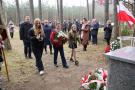 dzieci składają kwiaty
