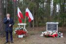 wójt stoi obok dwóch pomników żołnierzy wyklętych