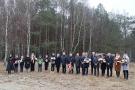 zdjęcie ludzi stojących na polanie