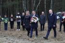 trzy osoby idą