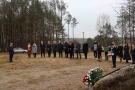 rząd ludzi stojących naprzeciw pomnika