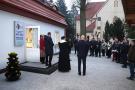 grupa ludzi i ksiądz przed przychodnią