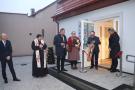 wójt i ksiądz przed przychodnią