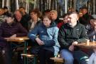 siedząca grupa ludzi