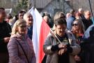 grupa ludzi z flagą polski
