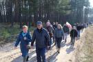 grupa ludzi idzie przez las