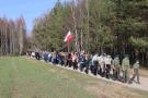 harcerze prowadzą grupę ludzi