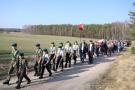harcerze prowadzą grupę ludzi