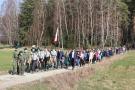 harcerze prowadzą grupę ludzi