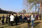 grupa ludzi na łące