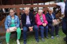seniorzy siedzą na ławce