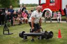 następny mężczyzna podnosi ciężar w konkurencji strongman