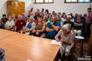 mieszkańcy sołectwa wpisują się na listę obecności