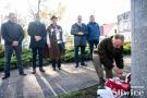 leśniczy składa kwiaty