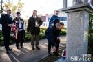 wójt składa kwiaty przy pomniku