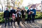 zebrani przed pomnikiem św huberta