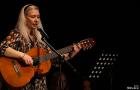 prowadząca gra na gitarze