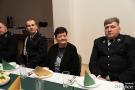 dwójka mężczyzn i kobieta pomiędzy
