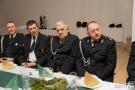 czwórka mężczyzn siedzi obok siebie