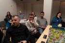 zebrani przy sole słuchają koncertu