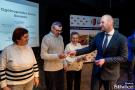 wręczenie karty przez staroste