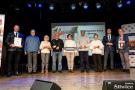 seniorzy z kartami na scenie