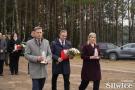 sekretarz, wójta i wicewójt trzymająca kwiaty i znicze