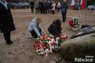 dwójka dzieci kładzie kwiaty