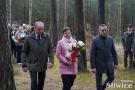 sołtysi sołęctwa lubocień, lipowa i zwierzyniec idą z kwiatami