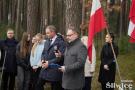 prowadzący, w tle zebrani