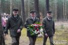 reprezentacja lasów państwowych składa kwiaty