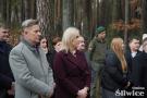 zebrani przed pomnikiem