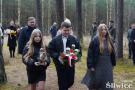 szkoła podstawowa składa kwiaty i znicz