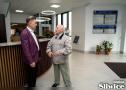 sekretarz rozmawiający z mężczyzną