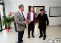 wójt, sekretarz rozmawiający z starszym mężczyzną