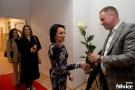 wójt wręczający kwiata pani dyrektor zuk