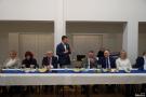 mężczyzna przemawiający do mikrofonu