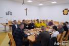 grupa osób siedzących przy stole