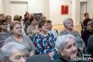 siedząca grupa kobiet
