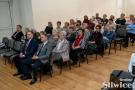 siedząca grupa osób zgromadzonych