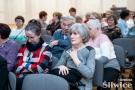 siedząca grupa osób
