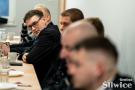 grupa siedzących mężczyzn przy stole