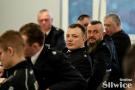 grupa siedzących mężczyzn przy stole