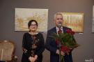mężczyzna z kwiatami przemawiająca do mikrofonu